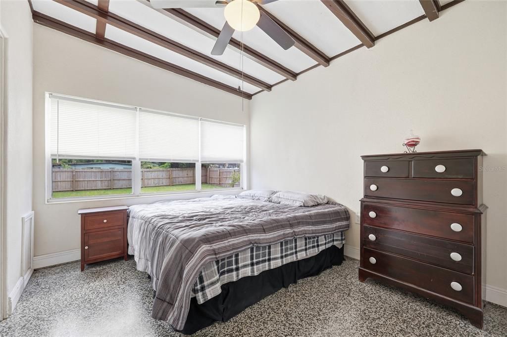 Activo con contrato: $240,000 (3 camas, 2 baños, 1053 Pies cuadrados)