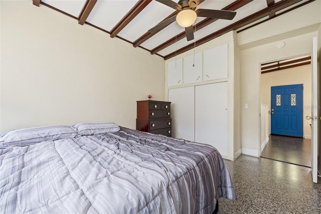 Activo con contrato: $240,000 (3 camas, 2 baños, 1053 Pies cuadrados)
