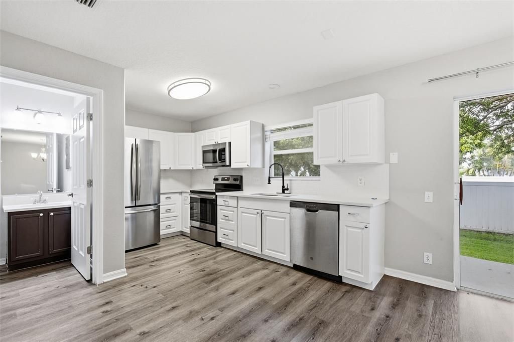 For Sale: $269,900 (2 beds, 1 baths, 1271 Square Feet)