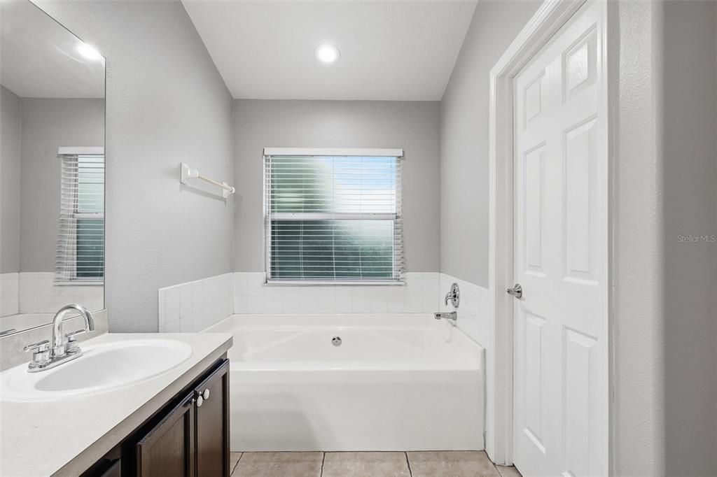 For Sale: $269,900 (2 beds, 1 baths, 1271 Square Feet)