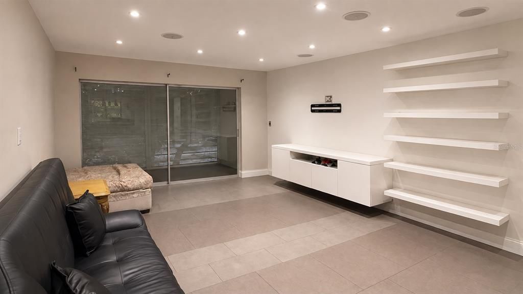 For Sale: $139,900 (1 beds, 1 baths, 730 Square Feet)