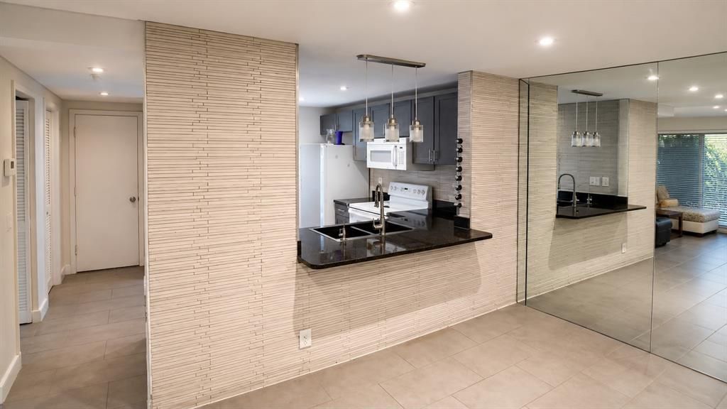 For Sale: $139,900 (1 beds, 1 baths, 730 Square Feet)