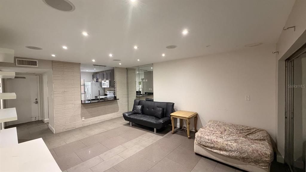 For Sale: $139,900 (1 beds, 1 baths, 730 Square Feet)