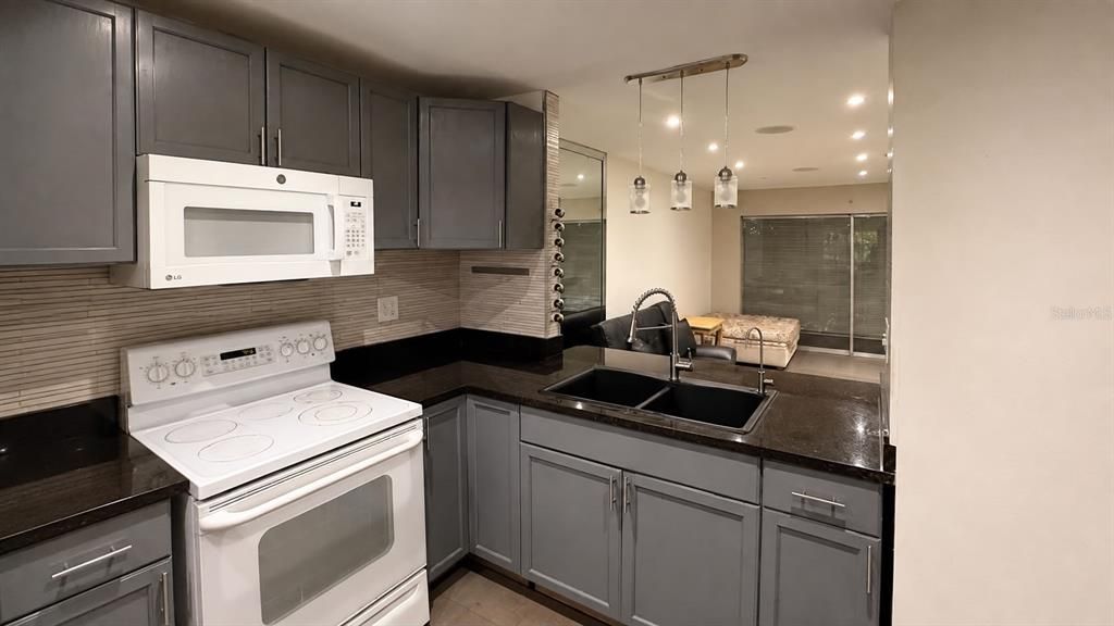 For Sale: $139,900 (1 beds, 1 baths, 730 Square Feet)
