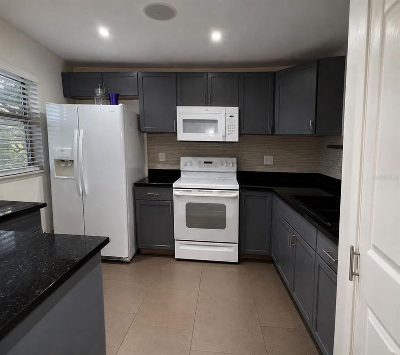 For Sale: $139,900 (1 beds, 1 baths, 730 Square Feet)