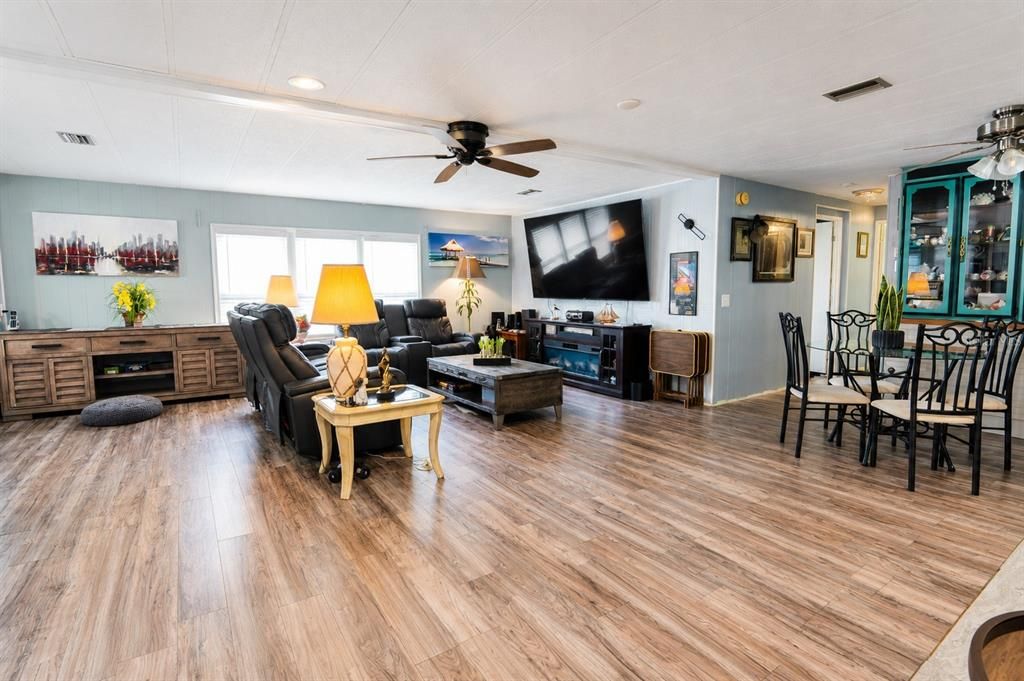 For Sale: $210,000 (2 beds, 2 baths, 1320 Square Feet)