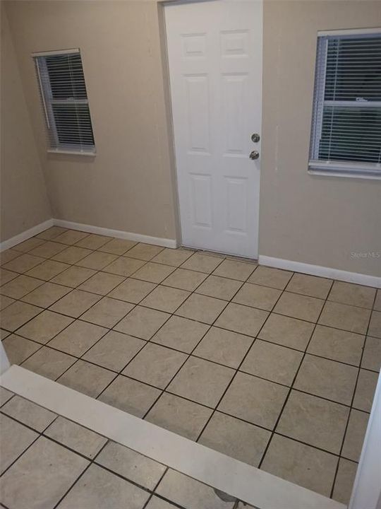For Rent: $1,250 (2 beds, 1 baths, 1008 Square Feet)