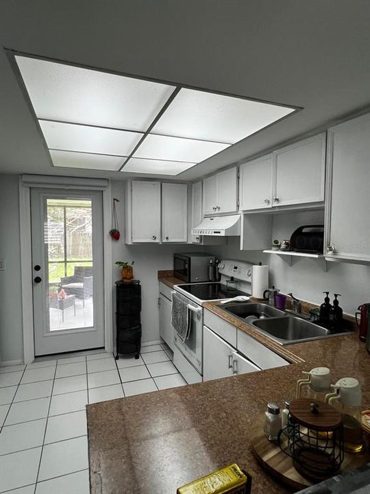 На продажу: $225,000 (2 спален, 2 ванн, 960 Квадратных фут)
