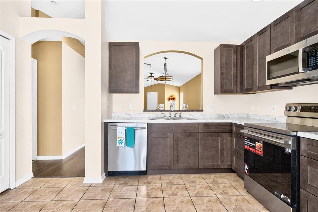 For Sale: $294,000 (3 beds, 2 baths, 1296 Square Feet)
