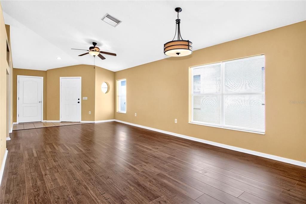 For Sale: $294,000 (3 beds, 2 baths, 1296 Square Feet)