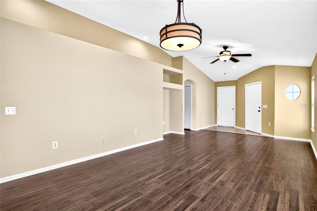 For Sale: $294,000 (3 beds, 2 baths, 1296 Square Feet)