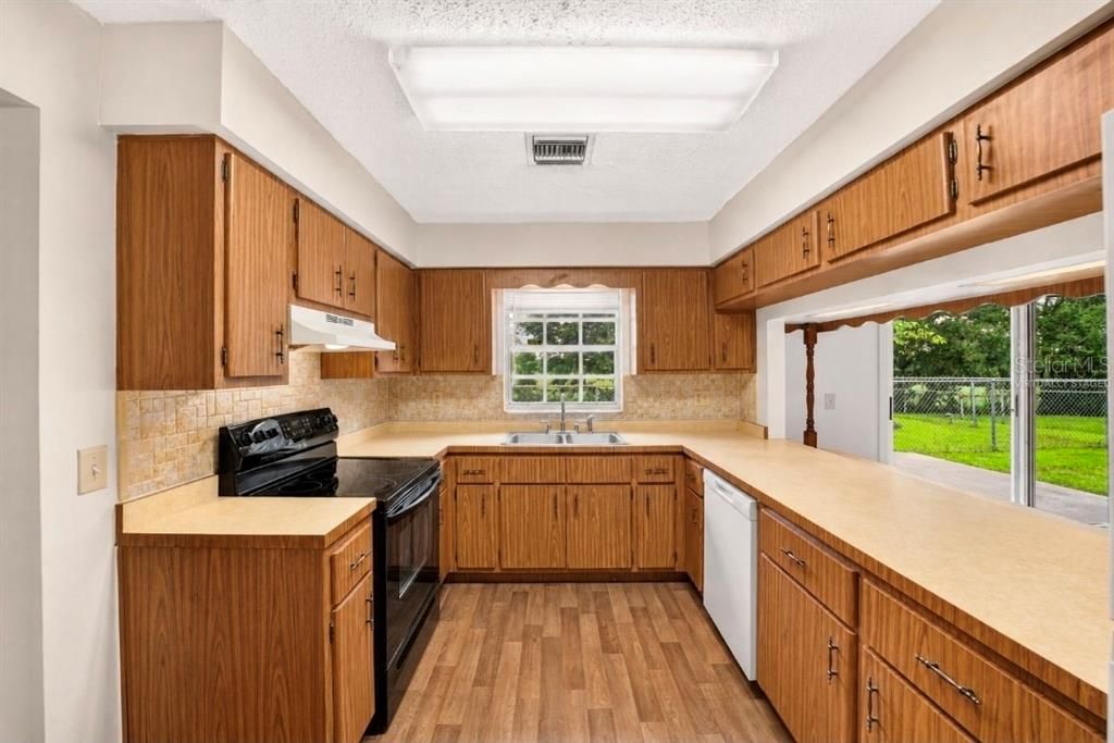 For Sale: $375,000 (2 beds, 2 baths, 1608 Square Feet)