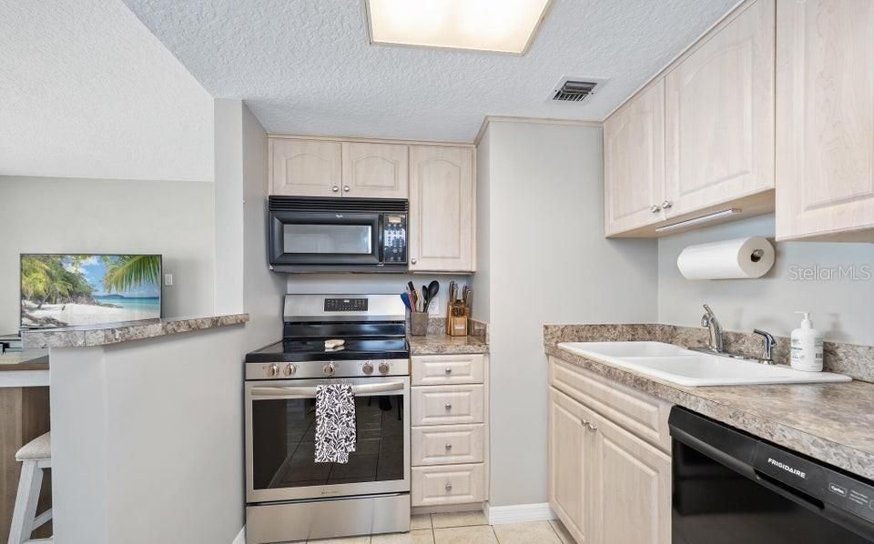 For Sale: $304,900 (2 beds, 2 baths, 1025 Square Feet)
