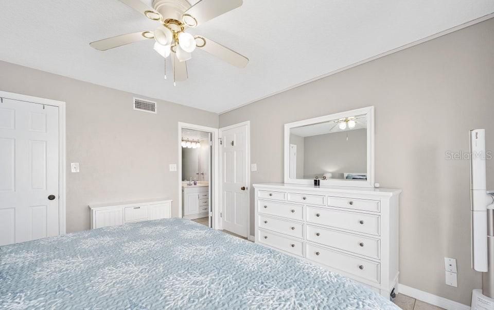 For Sale: $304,900 (2 beds, 2 baths, 1025 Square Feet)