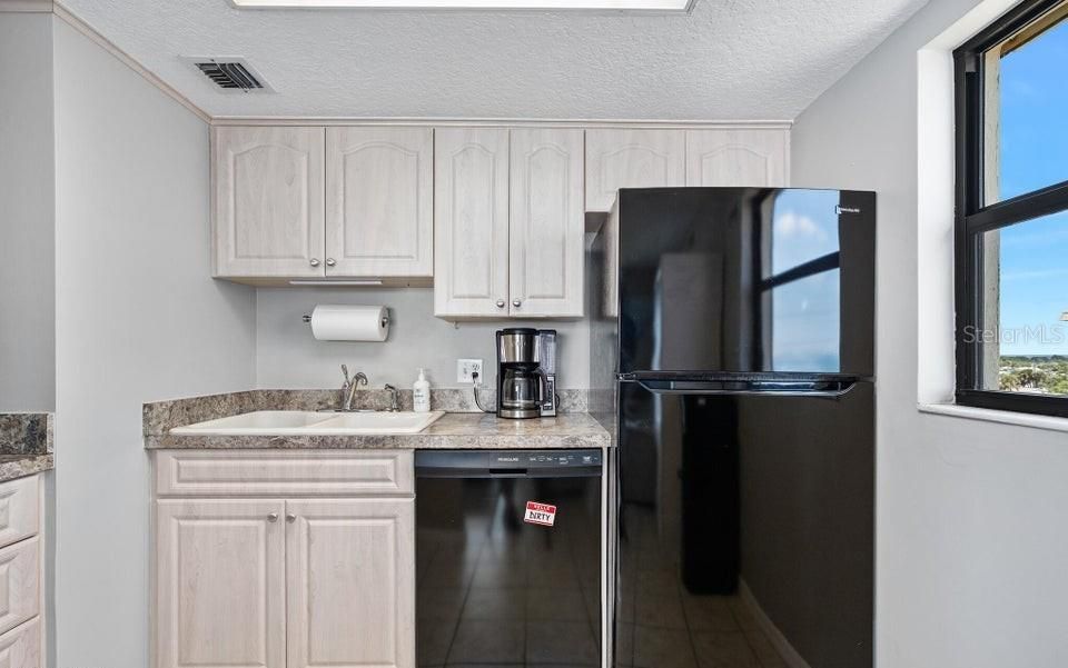 For Sale: $304,900 (2 beds, 2 baths, 1025 Square Feet)