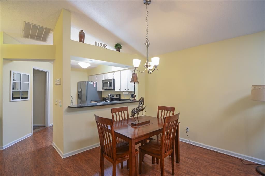 For Sale: $219,900 (2 beds, 2 baths, 1187 Square Feet)