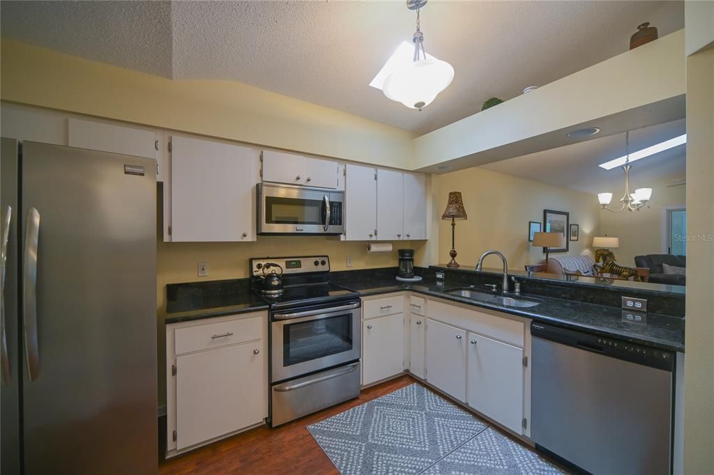 For Sale: $219,900 (2 beds, 2 baths, 1187 Square Feet)