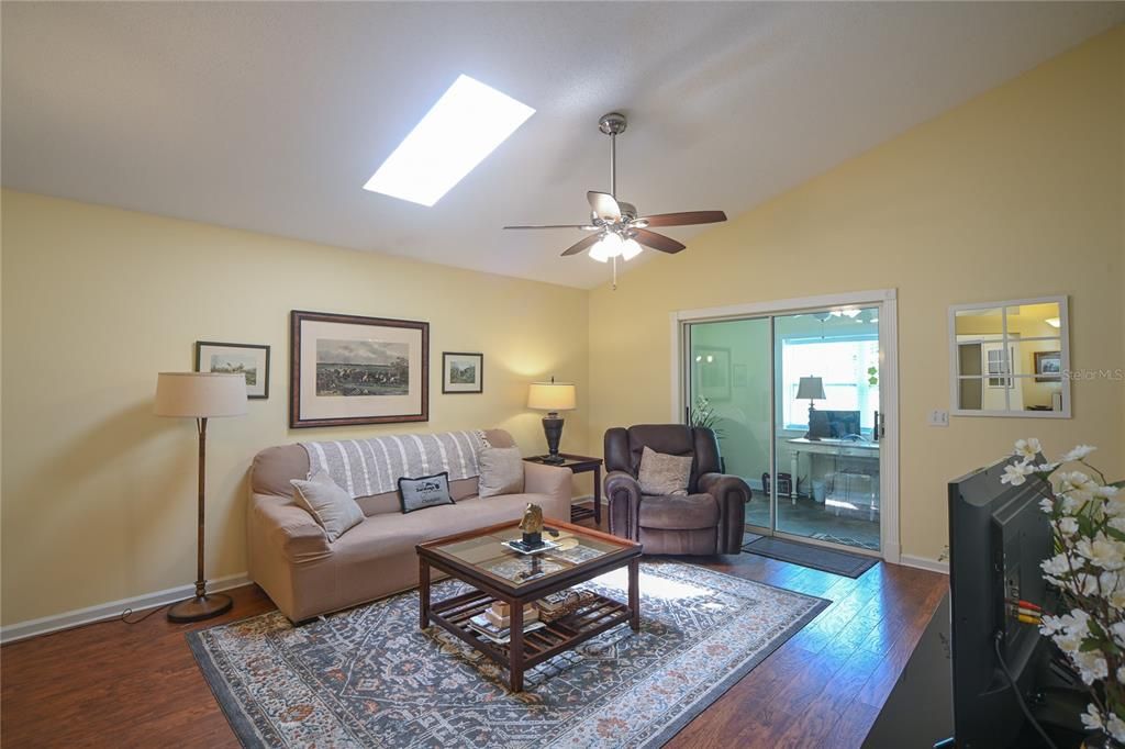 For Sale: $219,900 (2 beds, 2 baths, 1187 Square Feet)