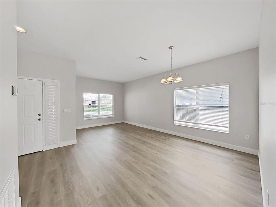 For Sale: $349,000 (4 beds, 2 baths, 1938 Square Feet)