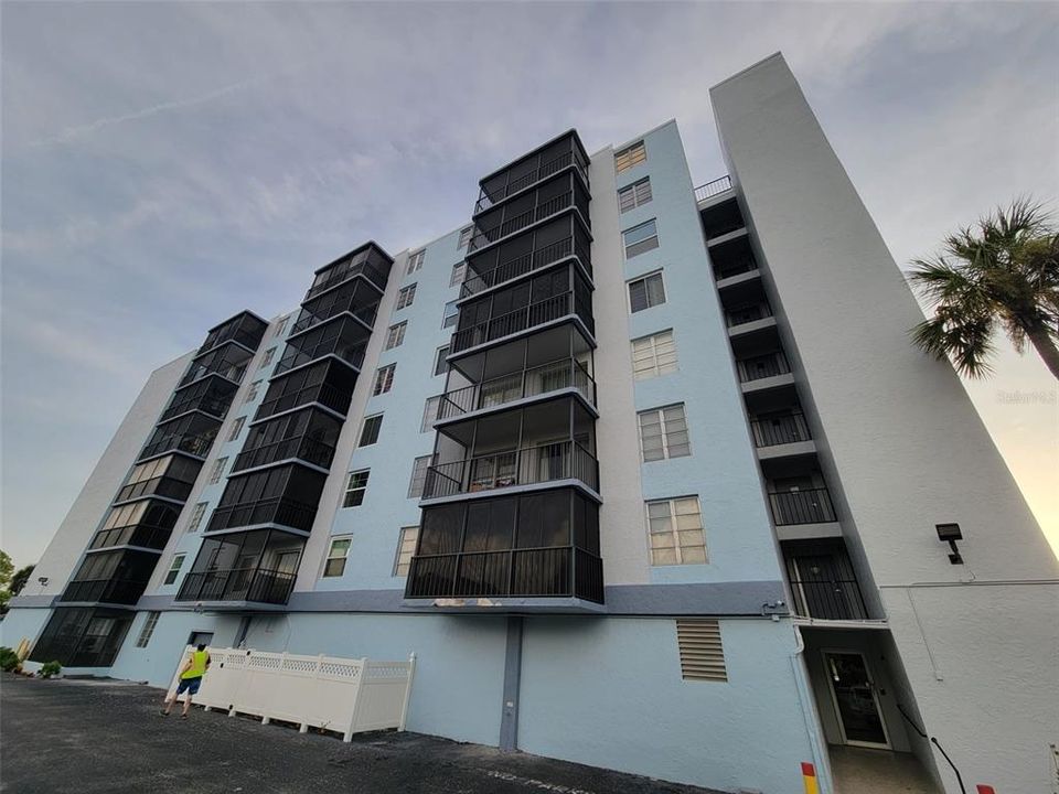For Rent: $1,700 (2 beds, 2 baths, 940 Square Feet)