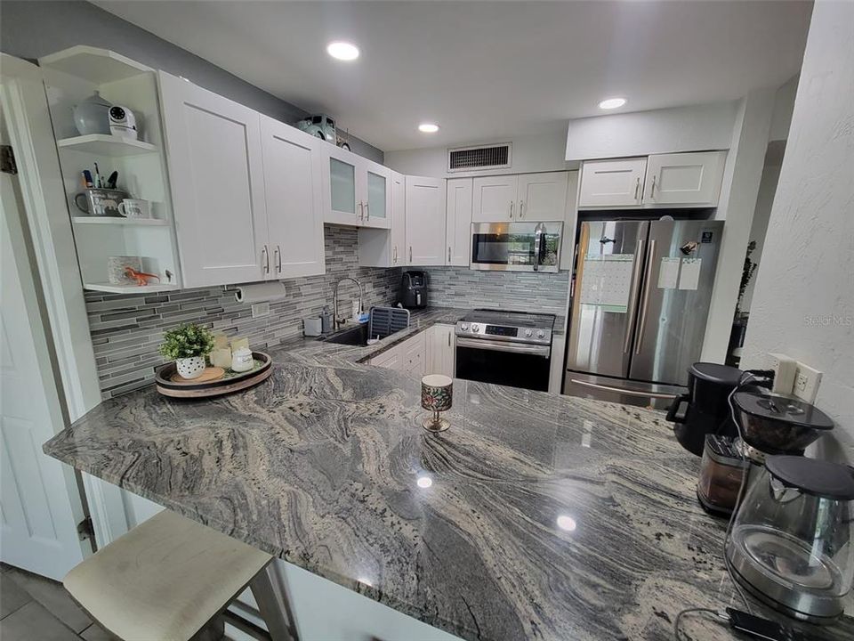 For Rent: $1,700 (2 beds, 2 baths, 940 Square Feet)