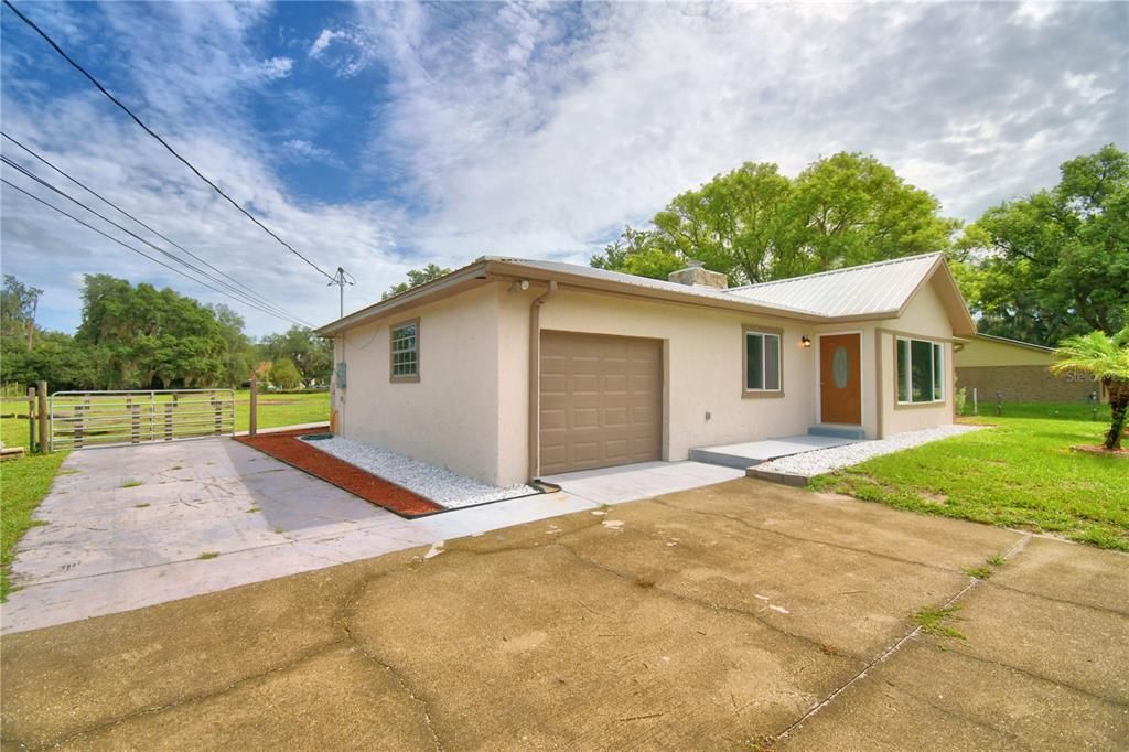 For Sale: $580,000 (3 beds, 2 baths, 2024 Square Feet)