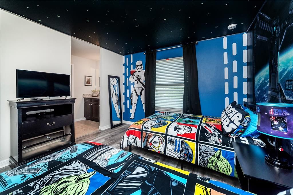 For Sale: $695,000 (8 beds, 6 baths, 4041 Square Feet)