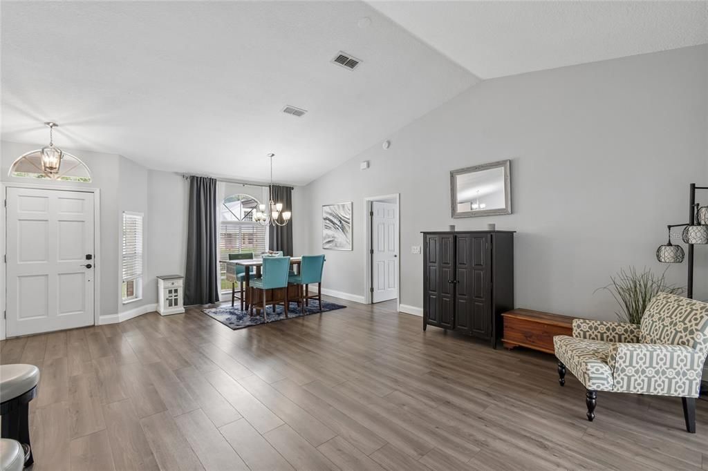 Activo con contrato: $525,000 (4 camas, 2 baños, 2052 Pies cuadrados)