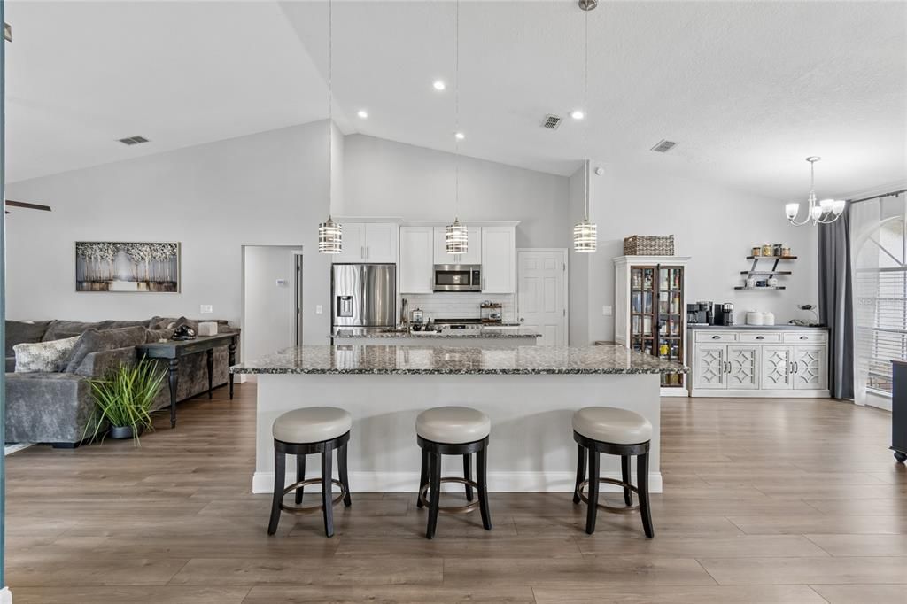 Activo con contrato: $525,000 (4 camas, 2 baños, 2052 Pies cuadrados)