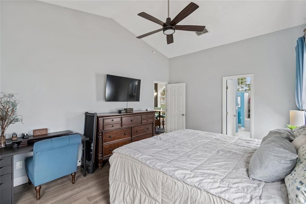 Activo con contrato: $525,000 (4 camas, 2 baños, 2052 Pies cuadrados)
