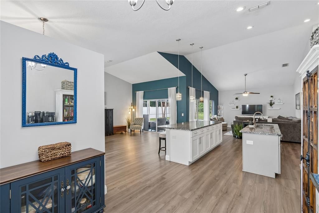 Activo con contrato: $525,000 (4 camas, 2 baños, 2052 Pies cuadrados)