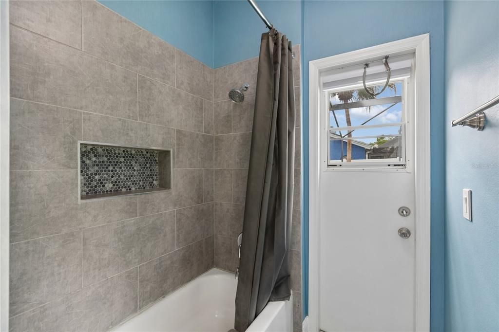 Activo con contrato: $525,000 (4 camas, 2 baños, 2052 Pies cuadrados)