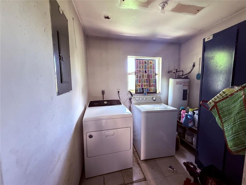 For Sale: $450,000 (3 beds, 2 baths, 1200 Square Feet)