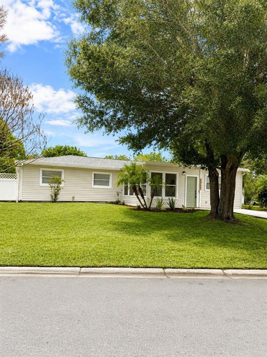 En Venta: $329,900 (4 camas, 2 baños, 1600 Pies cuadrados)