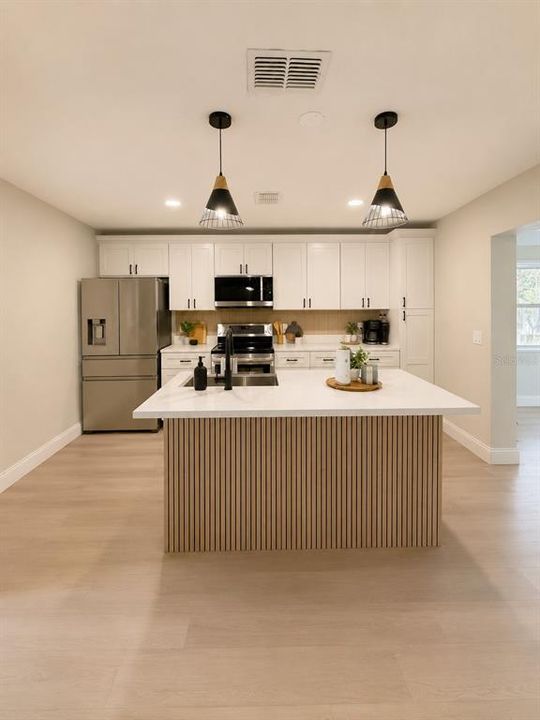 En Venta: $329,900 (4 camas, 2 baños, 1600 Pies cuadrados)