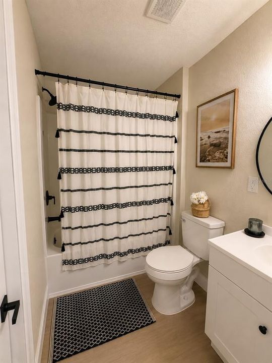 En Venta: $329,900 (4 camas, 2 baños, 1600 Pies cuadrados)