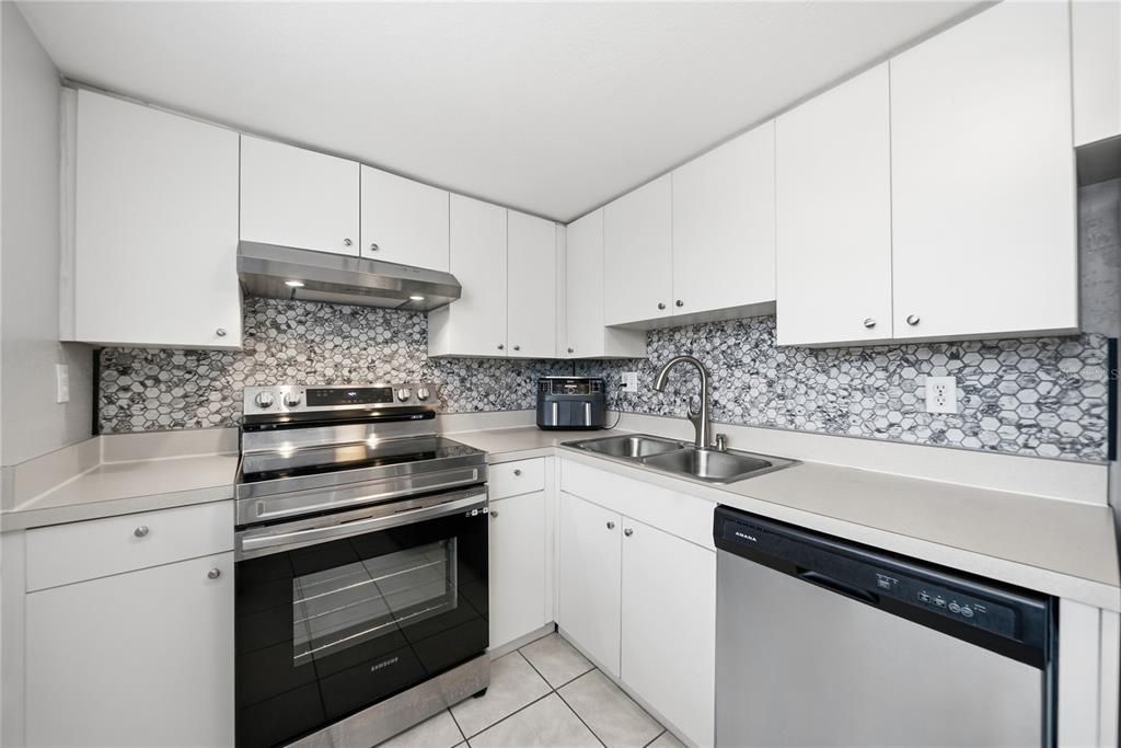待售: $139,800 (1 贝兹, 1 浴室, 720 平方英尺)