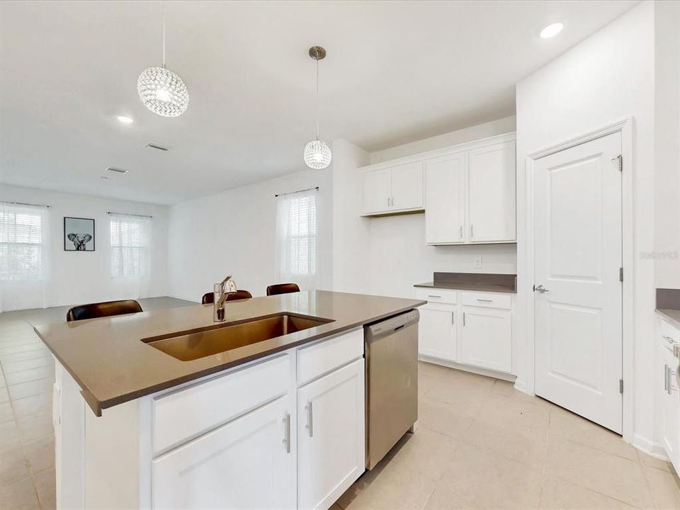 For Rent: $2,400 (4 beds, 3 baths, 2044 Square Feet)