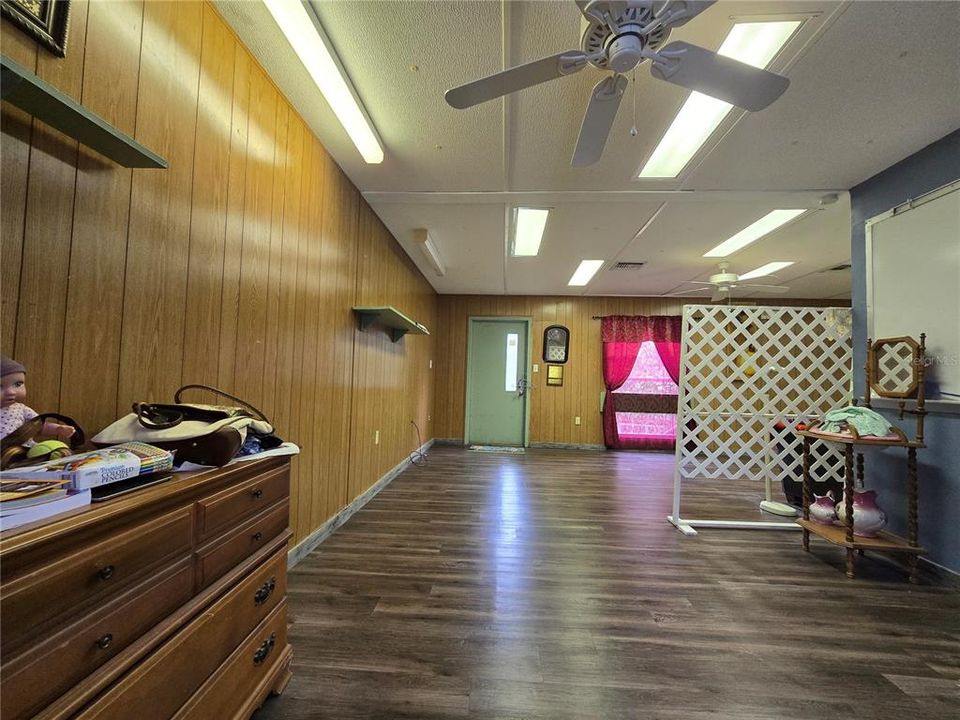 For Sale: $167,000 (2 beds, 1 baths, 864 Square Feet)