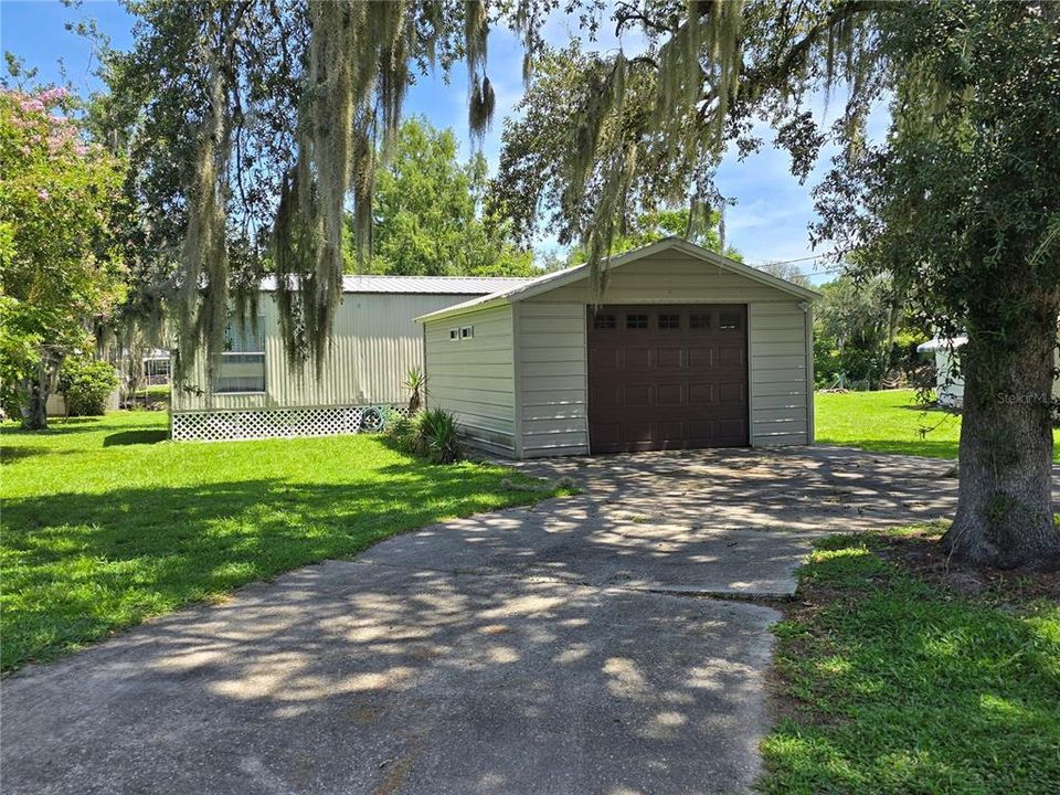 For Sale: $167,000 (2 beds, 1 baths, 864 Square Feet)
