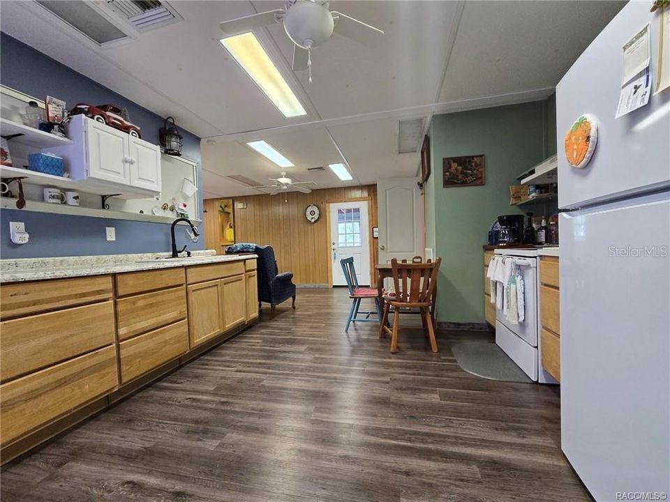 For Sale: $167,000 (2 beds, 1 baths, 864 Square Feet)