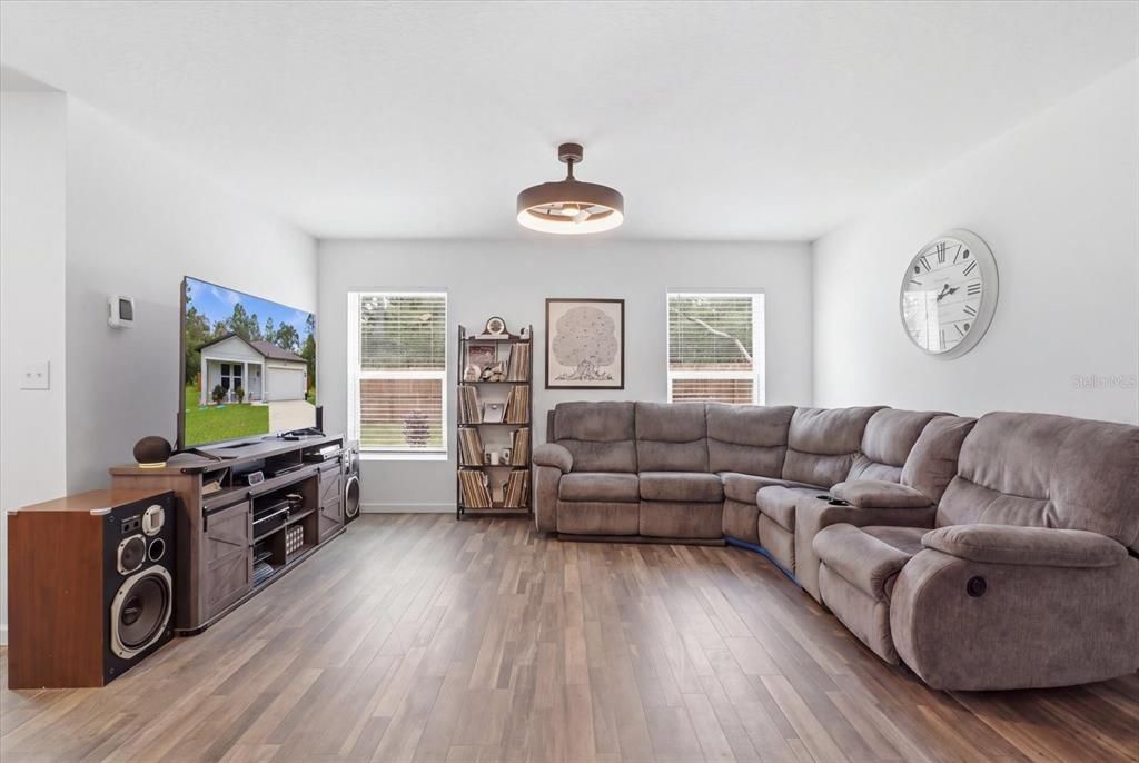 For Sale: $349,900 (4 beds, 2 baths, 1666 Square Feet)