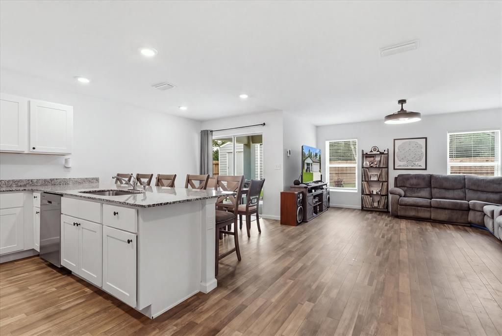 For Sale: $349,900 (4 beds, 2 baths, 1666 Square Feet)