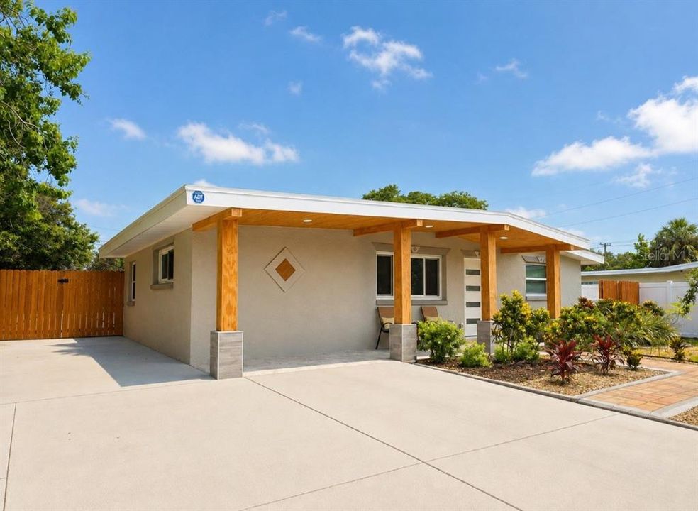 En Venta: $599,000 (4 camas, 2 baños, 1900 Pies cuadrados)