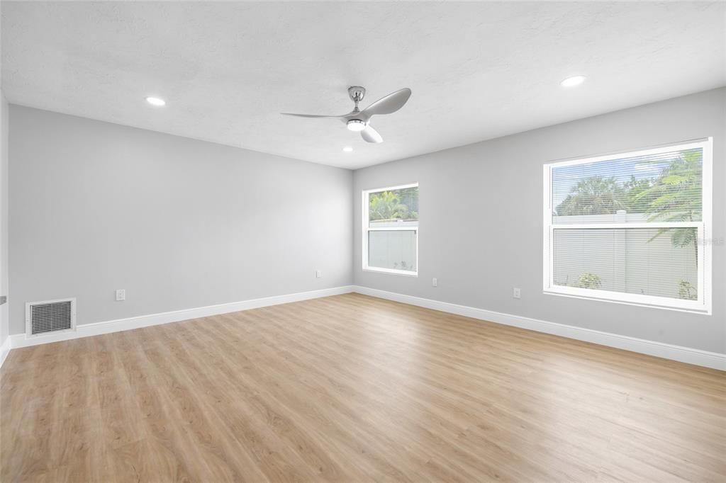 En Venta: $599,000 (4 camas, 2 baños, 1900 Pies cuadrados)