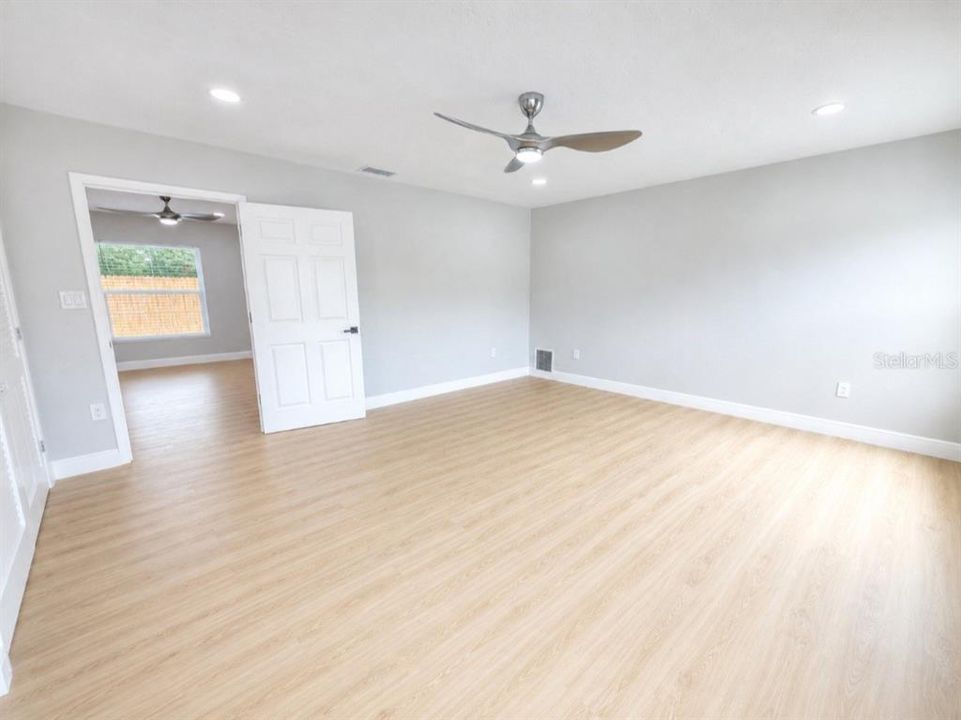 En Venta: $599,000 (4 camas, 2 baños, 1900 Pies cuadrados)