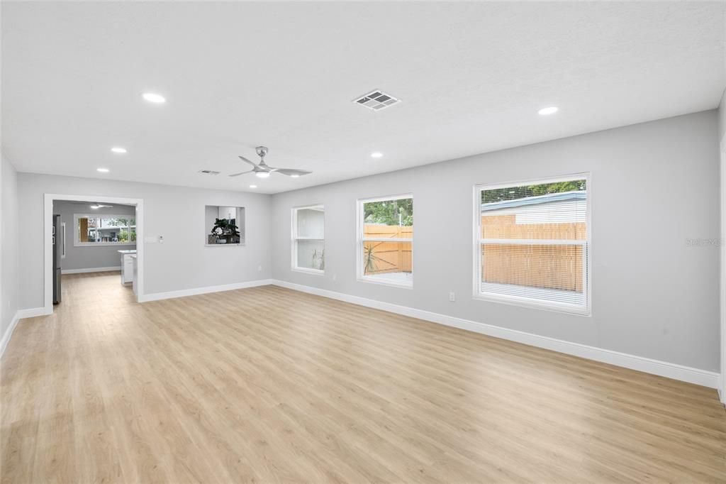 En Venta: $599,000 (4 camas, 2 baños, 1900 Pies cuadrados)
