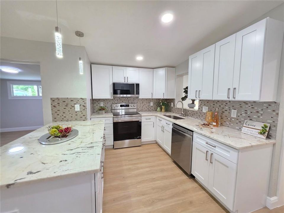 En Venta: $599,000 (4 camas, 2 baños, 1900 Pies cuadrados)