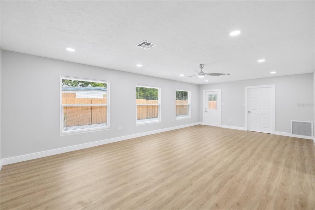En Venta: $599,000 (4 camas, 2 baños, 1900 Pies cuadrados)