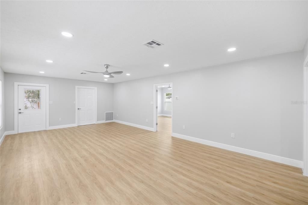 En Venta: $599,000 (4 camas, 2 baños, 1900 Pies cuadrados)
